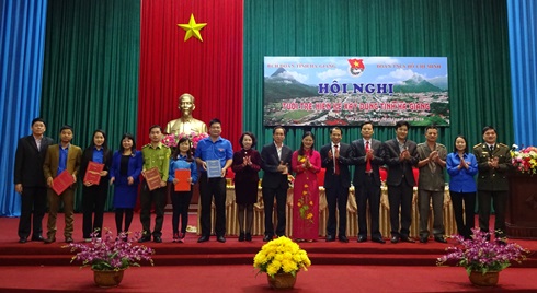 các trí thức trẻ Hà Giang đã trao các luận văn Thạc sĩ và luận án Tiến sĩ cho Ban Thường vụ Tỉnh đoàn