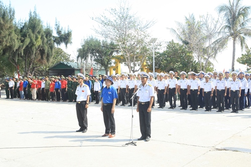 Đoàn hành trình dự Lễ chào cờ và duyệt đội hình danh dự tại đảo Sơn Ca và Song Tử Tây thuộc quần đảo Trường Sa.
