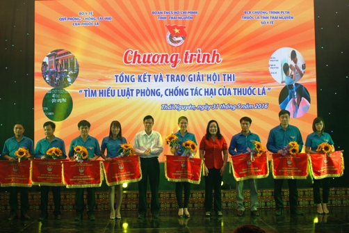 Ban Tổ chức trao cờ và phần thưởng cho các đội thi đạt giải