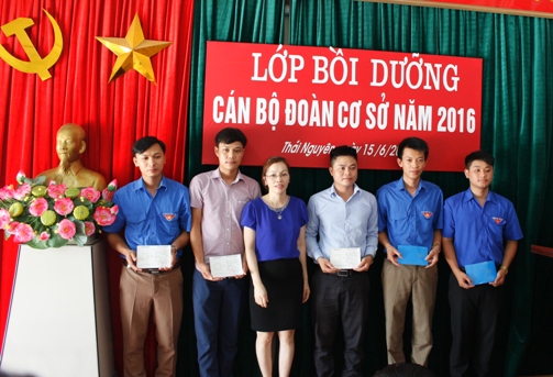 Đồng chí Nguyễn Thu Huyền – Phó hiệu Trưởng trường Chính trị trao giấy khen cho các học viên có thành tích xuất sắc trong khóa học