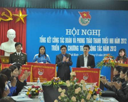 Đồng chí Nguyễn Văn Huy- Uỷ viên BCH Trung ương Đoàn, Bí thư Tỉnh đoàn trao cờ thưởng cho các đơn vị xuất sắc, dẫn đầu Công tác Đoàn và phong trào TTN tỉnh 