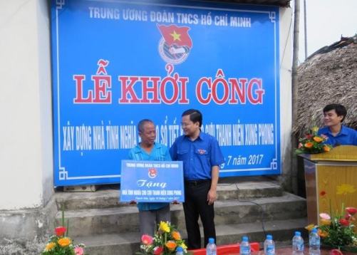 Đ/c Nguyễn Anh Tuấn, Bí thư TW Đoàn trao biển hỗ trợ xây dựng  nhà tình nghĩa cho gia đình cựu TNXP Nguyễn Văn Lần