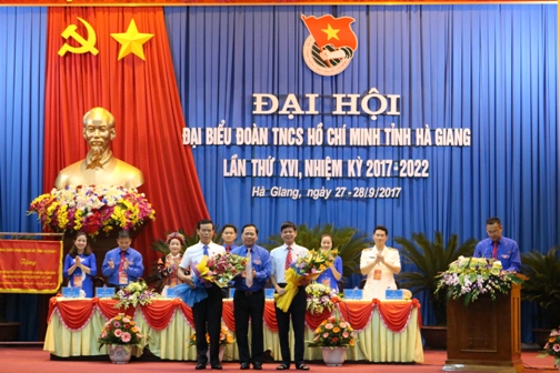 Đồng chí Nguyễn Phi Long - Bí thư BCH TW Đoàn TNCS Hồ Chí Minh, Chủ tịch Hội LHTN Việt Nam đã trao tặng Kỷ niệm chương “Vì thế hệ trẻ” cho các Đ.c lãnh đạo tỉnh Hà Giang