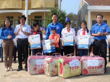 Tỉnh đoàn Bắc Ninh trao tặng đèn bàn và chăn bông cho học sinh nghèo vùng chịu ảnh hưởng nặng nề do bão số 10 gây ra tại Kỳ Anh - Hà Tĩnh