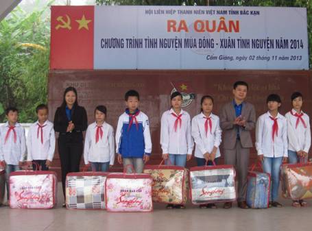 Thường trực Hội LHTN Việt Nam tỉnh Bắc Kạn tặng 10 suất quà cho 10 học sinh nghèo vượt khó của Trường THCS xã Cẩm Giàng (Bạch Thông)