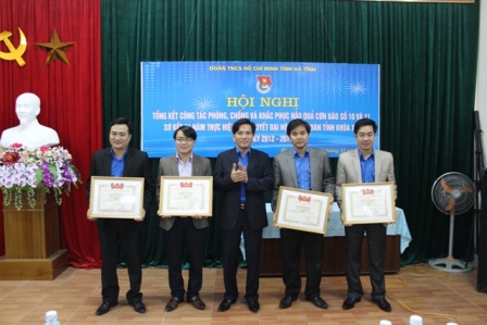 Đồng chí Nguyễn Xuân Hùng – UVBTV Trung ương Đoàn, Bí thư Tỉnh Đoàn trao bằng khen cho các đơn vị xuất sắc trong hoạt động tình nguyện phòng chống bão, lụt
