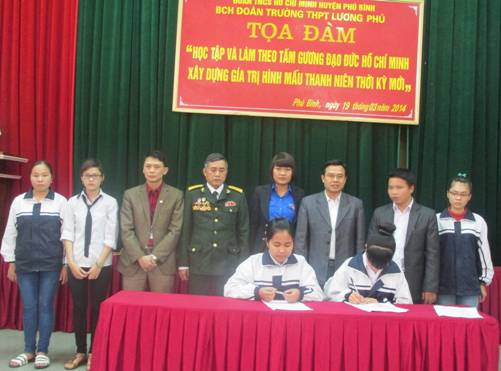 BCH Đoàn trường Lương Phú và các Chi đoàn ký cam kết thực hiện các tiêu chí rèn luyện trong cuộc vận động xây dựng giá trị hình mẫu thanh niên