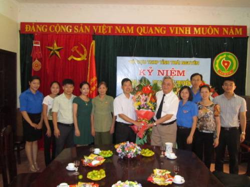 Đ/c Lê Ngọc Linh – Phó Bí thư Tỉnh Đoàn tặng hoa chức mừng Cựu TNXP tỉnh