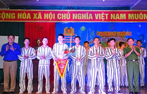  Đ/c Phạm Ngọc Cảnh trao cờ lưu niệm cho các đội đạt giải và tặng 100 đầu sách thanh niên