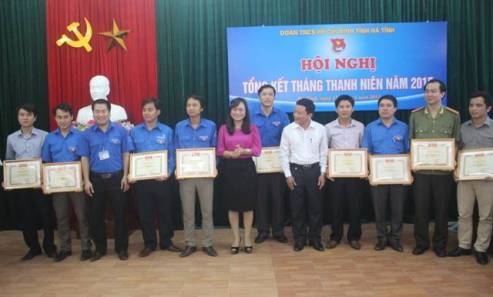  Đại diện lãnh đạo tỉnh và Thường trực Tỉnh đoàn trao Bằng khen cho các đơn vị có thành tích xuất sắc trong Tháng Thanh niên năm 2015
