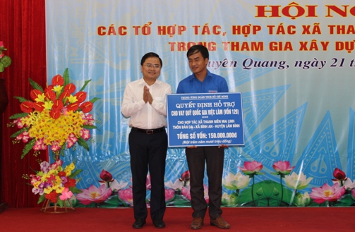 Bí thư BCH Trung ương Đoàn Nguyễn Anh Tuấn đã trao hỗ trợ vay vốn từ quỹ quốc gia (vốn 120) cho hợp tác xã thanh niên Mai Linh thôn Bản Dạ, xã Bình An (Lâm Bình).