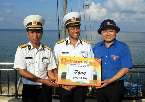 Đồng chí Nguyễn Anh Tuấn – Bí thư BCH Trung ương Đoàn thăm, tặng quà quân dân trên đảo Đá Thị thuộc quần đảo Trường Sa.