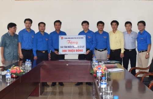 Đồng chí Nguyễn Long Hải - Bí thư Trung ương Đoàn trao tiền hỗ trợ các tỉnh Miền Trung bị lũ lụt