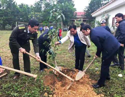 Đ/c Lê Văn Trung - Tỉnh ủy viên, UVBCH TW Đoàn, Bí thư Tỉnh đoàn cùng các đồng chí lãnh đạo tỉnh tham gia trồng cây 