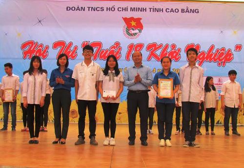 Ban tổ chức trao giải nhất cho đội trường THPT Thành phố