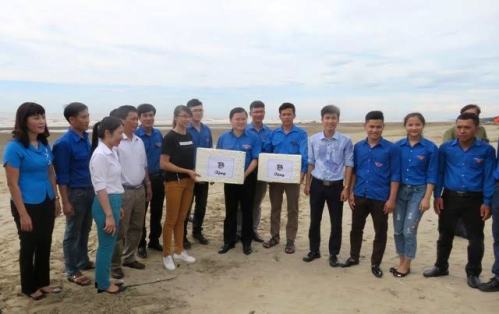 Đoàn công tác TW Đoàn thăm, tặng quà đội TNTN xã Quảng Thái, Quảng Xương, Thanh Hóa