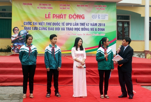 Đồng chí Nguyễn Thanh Đức - Tổng Biên tập Báo Thiếu niên tiền phong giao lưu vứi các em học sinh tại Lễ phát động