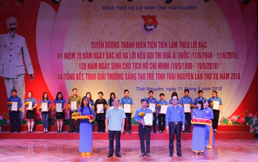 Đ.c Vũ Tiến Tiệp và Đ.c Phạm Hoàng Sơn trao thưởng cho các TNTT làm theo lời Bác năm 2018