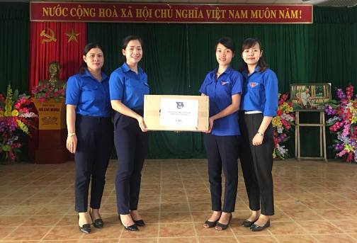 Đ/c Dương Minh Nguyệt - Phó Bí thư Tỉnh đoàn trao quà cho đại diện Đoàn xã.