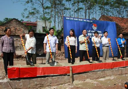 Các đồng chí đại biểu khởi công xây dựng “Nhà Nhân ái” tặng bà Nguyễn Thị Tùy xã Tân Châu huyện Khoái Châu (tỉnh Hưng Yên)