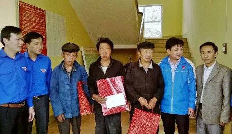 Đ/c Nguyễn Hưng Vượng và đoàn công tác tặng quà cho các hộ gia đình chính sách tại xã Lũng Táo