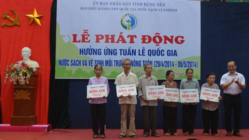 Đ/c Nguyễn Văn Doanh - Giám đốc Sở Nông nghiệp và Phát triển nông thôn tỉnh Hưng Yên trao 06 máy lọc nước tặng các gia đình chính sách trên địa bàn huyện