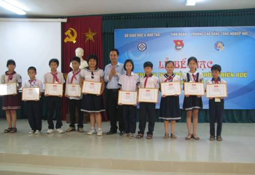 Bí thư Tỉnh đoàn Nguyễn Chí Quang Trao giải thưởng cho khối tiểu học