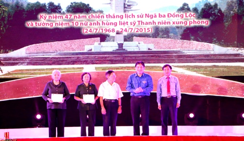 Đồng chí Nguyễn Đắc Vinh - Bí thư thứ nhất BCH Trung ương Đoàn tặng quà cho Hội cựu TNXP hai tỉnh Hà Tĩnh và Nghệ An