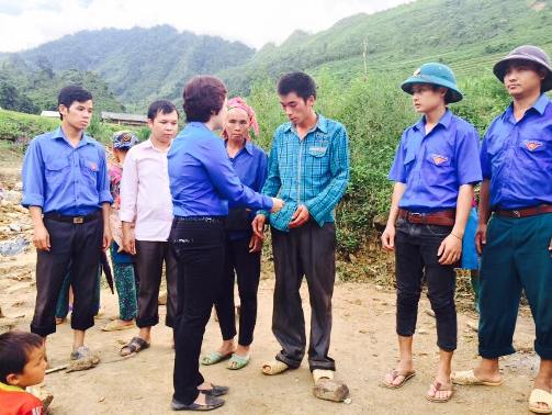 Đc Hoàng Thị Thanh Huyền Bí thư huyện đoàn Vị Xuyên thăm và tặng quà cho các gia đình bị ảnh hưởng sau đợt lũ quét