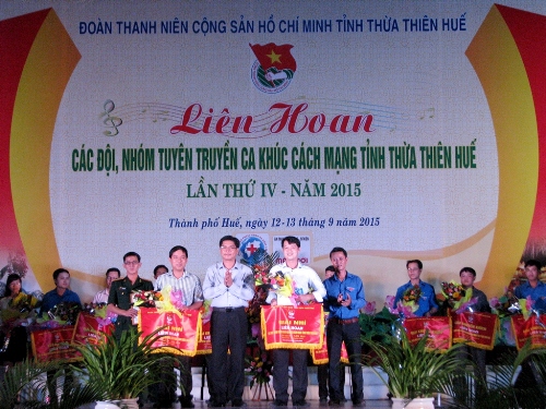 Đồng chí Nguyễn Chí Tài  - Ủy viên BCH Trung ương Đoàn, Bí thư Tỉnh Đoàn trao giải tại Liên hoan các Đội, Nhóm tuyên truyền ca khúc cách mạng tỉnh Thừa Thiên Huế lần thứ IV – năm 2015