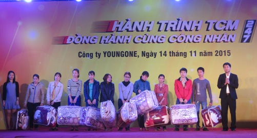 Đồng chí Bùi Hoàng Tùng - Phó Bí thư Thường trực Tỉnh đoàn Nam Định trao quà cho thanh niên công nhân công ty Youngone