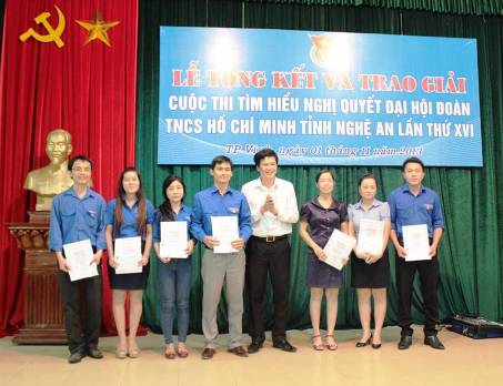 Đồng chí Nguyễn Đình Hùng- Bí thư tỉnh Đoàn trao giải cho ĐVTN đoạt giải qua 14 tuần thi