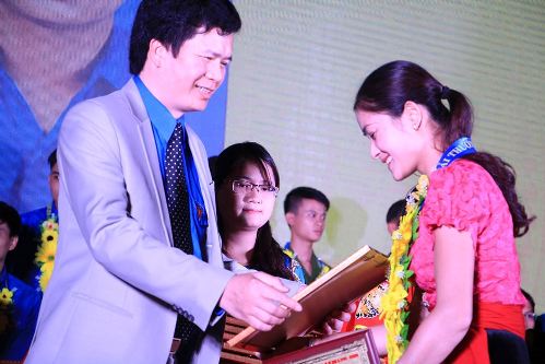 Đồng chí Nguyễn Đình Hùng trao bằng lưu niệm cho cán bộ đoàn tiêu biểu.