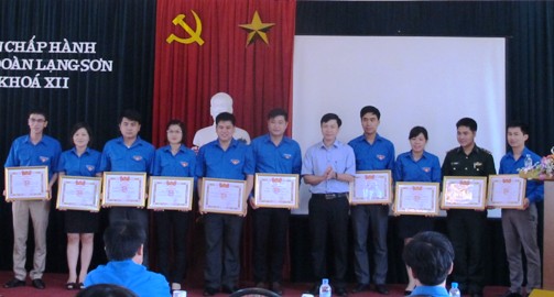 Đồng chí Nguyễn Hoàng Tùng - Tỉnh ủy viên, Bí thư Tỉnh Đoàn trao bằng khen cho các cá nhân, tập thể có thành tích xuất sắc