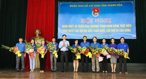 Đồng chí Lê Văn Trung – Tỉnh ủy viên, Bí thư Tỉnh đoàn tặng hoa chúc mừng các đồng chí trúng cử vào BTV, BCH Tỉnh đoàn