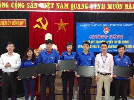   Đồng chí Lê Ngọc Linh – Phó Bí thư Tỉnh Đoàn (bên trái) tặng máy tính cho 5 đơn vị Đoàn thanh niên huyện Đồng Hỷ