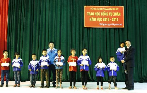 Đồng chí Ngô Thế Hoàn – Phó Bí thư Tỉnh đoàn cùng đại diện gia đình Liệt sỹ Vũ Xuân trao tặng học bổng cho các em học sinh có hoàn cảnh khó khăn tại trường TH và THCS Bá Xuyên