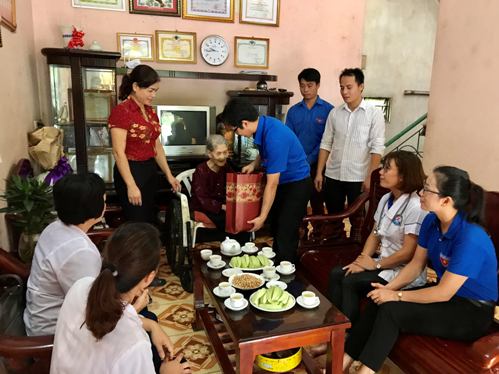 Đồng chí Lưu Ngọc Trung trao quà cho mẹ Việt Nam anh hùng 