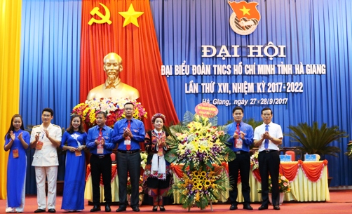 Đồng chí Triệu Tài Vinh tặng hoa chúc mừng Đại hội