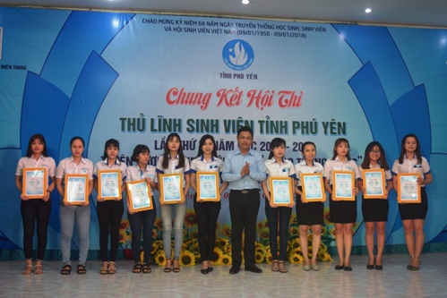 Ban Tổ chức trao trao danh hiệu “Sinh viên 5 tốt” cấp tỉnh năm học 2016 - 2017 cho các sinh viên tiêu biểu