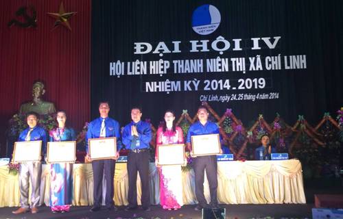 Tặng bằng khen Trung ương Hội LHTN Việt Nam cho Uỷ ban Hội LHTN thị xã Chí Linh và các cá nhân