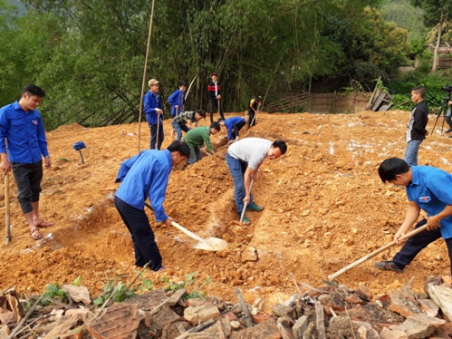 ĐVTN tham gia san san đất, đào móng nhà