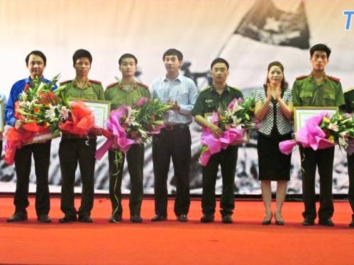 Đồng chí Nguyễn Ngọc Tiến- Tỉnh ủy viên, Bí thư Tỉnh đoàn và đồng chí Phạm Thị Hằng- Giám đốc Sở Giáo dục và đào tạo trao giải 3 cho các cá nhân đoạt giải