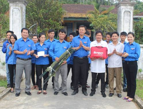 Hỗ trợ trang thiết bị cho Đội TNTN ứng cứu nhanh với tai nạn giao thông ở Xã Xuân Lĩnh (Nghi Xuân, Hà Tĩnh) 