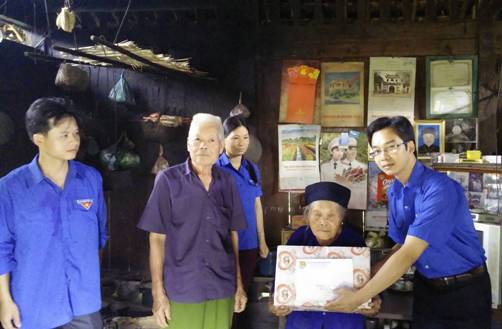 Đồng chí Lưu Ngọc Trung, Phó Bí thư Tỉnh đoàn trao quà cho cựu TNXP Ma Thị Niên
