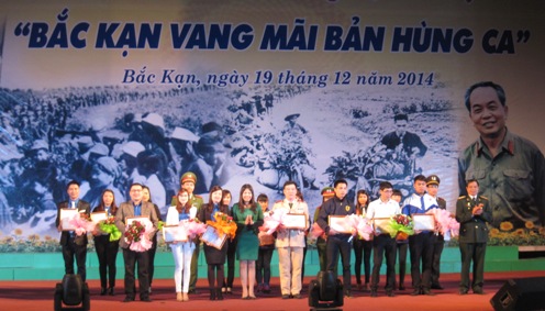 Lãnh đạo Tỉnh đoàn, Bộ CHQS tỉnh trao giải cho các cá nhân tập thể đạt giải tại Cuộc thi tìm hiểu 70 năm Ngày thành lập QĐND Việt Nam, 25 năm Ngày hội QPTD.