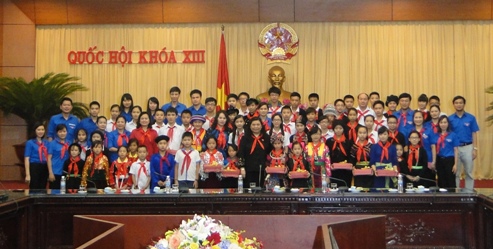 Phó chủ tịch Quốc Hội Tòng Thị Phóng gặp mặt 52 học sinh tiêu biểu tỉnh HàGiang)