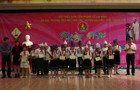 Đ/c Nguyễn Thành Lương, Phó Bí thư Tỉnh Đoàn, chủ tịch Hội đồng Đội tỉnh trao giấy chứng nhận cho các em học sinh đã có thành tích xuất sắc tại ngày hội
