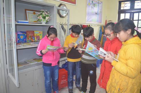 Đội viên trường Tiểu học An Tảo thành phố Hưng Yên (tỉnh Hưng Yên) đọc chuyện giải trí trong giờ ra chơi 