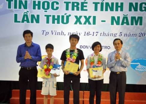 Đồng chí Lê Ngọc Hoa (bên phải) và Nguyễn Đình Hùng (bên trái) trao giải Nhất cho các thí sinh